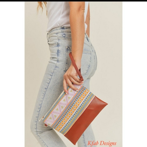 🔥Sale!!!🔥Cross body Wristlet Multi colored Aztec Bag - Picture 3 of 8